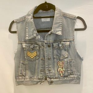 Crop jean vest embelished with appliques